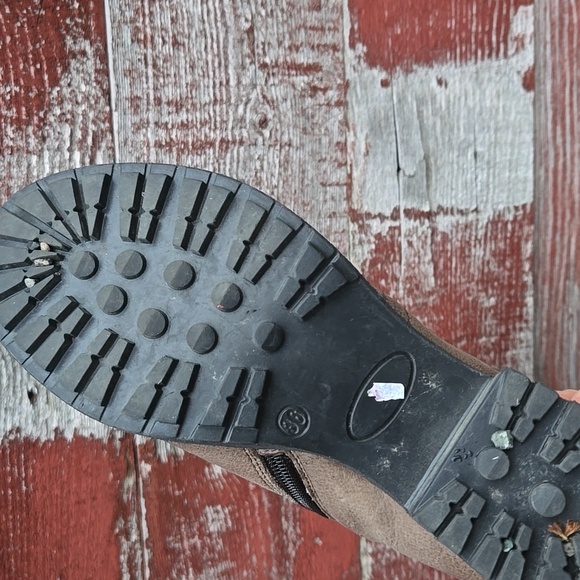 Stylish Tan Mjus Boots with Black Accents - Picture 7 of 9